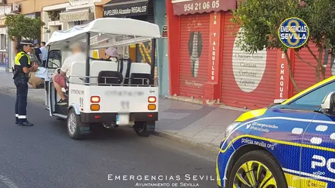 Multa a un tuk tuk asi&aacute;tico en Sevilla