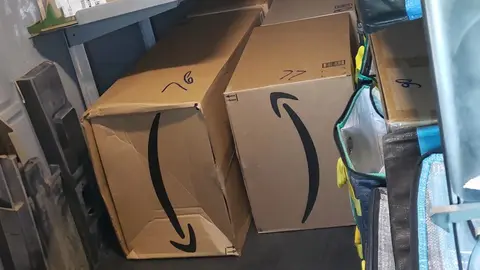 Cajas de reparto en furgoneta de Amazon
