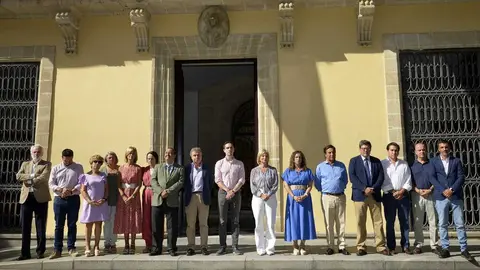Minuto de silencio en el Ayuntamiento de Jerez por las v&iacute;ctimas del incendio en la discoteca de Murcia