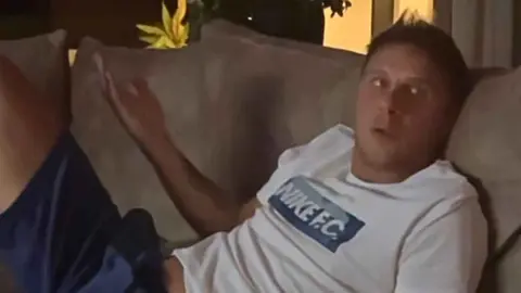 Joaqu&iacute;n en el sof&aacute; mientras lo graba Susana | Instagram