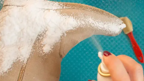 El invento para las botas que ficha Decathlon para convertirlos en impermeables