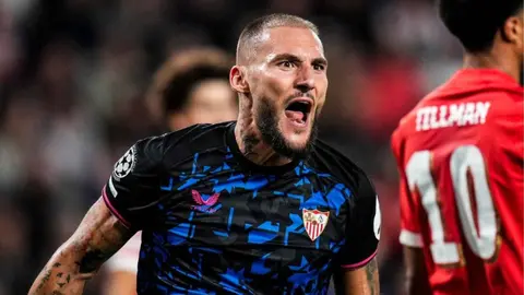 Gudelj en el Sevilla en el PSV - Sevilla FC | Foto: SFC