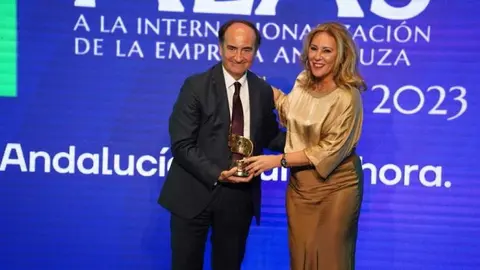 Gerardo Landaluce con el Premio Alas para el Puerto de Algeciras