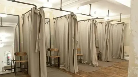 As&iacute; graba un turista extranjero a mujeres en el probador de un establecimiento en M&aacute;laga