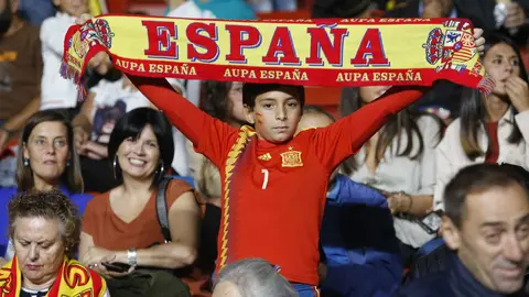 Un ni&ntilde;o con la bufande de Espa&ntilde;a | EP