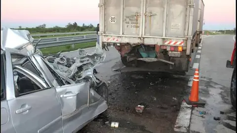 Accidente mortal en Granada. Un turismo choca contra un cami&oacute;n en Hu&eacute;scar