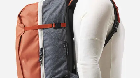 Mochila de monta&ntilde;a y trekking 40 L Forclaz Travel 500 de Decathlon