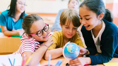 Ni&ntilde;os en el colegio