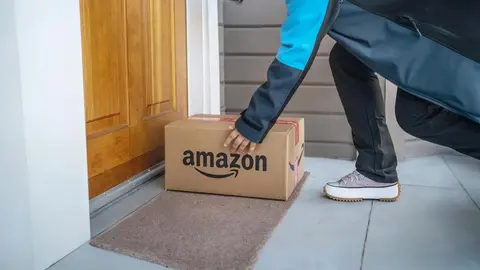 Repartidor de Amazon deja env&iacute;o de paquete en puerta de domicilio