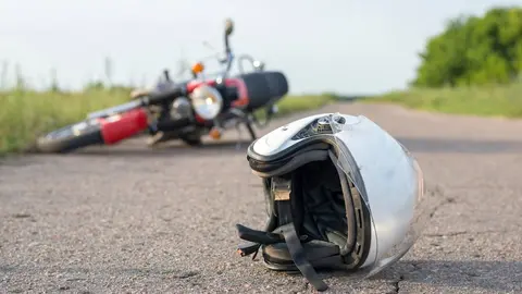 Muere un motorista despu&eacute;s de colisionar contra un microb&uacute;s en Moj&aacute;car