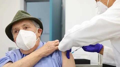 Un hombre vacun&aacute;ndose