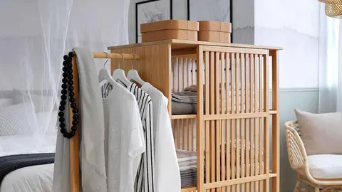 Armario abierto con puerta corredera de bamb&uacute; NORDKISA de Ikea