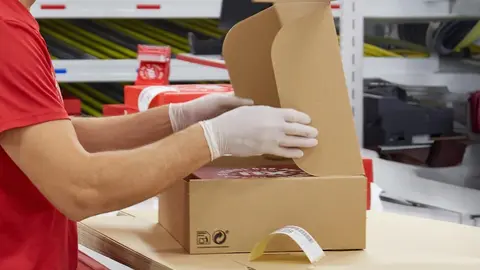 Empaquetando cajas de zapatillas Xti y Refresh