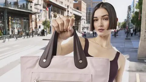 Mujer con bolso TOUS