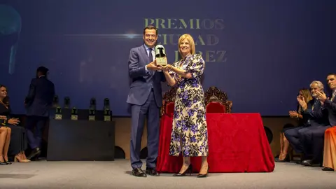 Juanma Moreno recoge el Premio Ciudad de Jerez a manos de Garc&iacute;a-Pelayo | Foto: Noelia Herrera (Jonocla) para El MIRA