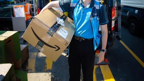Repartidor de Amazon prepara env&iacute;o de paquete
