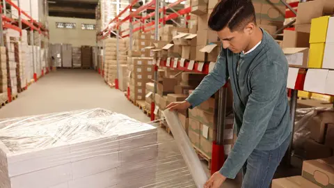 Un trabajador en un almac&eacute;n