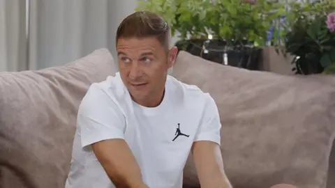 Joaqu&iacute;n S&aacute;nchez mira a su mujer Susana Saborido