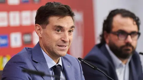 Diego Alonso y V&iacute;ctor Orta en la presentaci&oacute;n del entrenador con el Sevilla FC | Salvador L&oacute;pez Medina para El MIRA