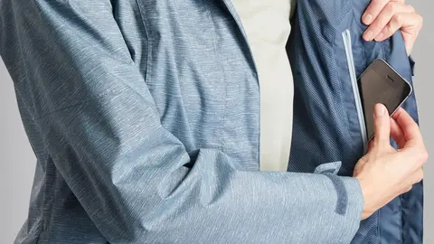 La chaqueta de Decathlon que no tiene miedo a la lluvia y la tienen en gris, negro, rojo, azul y cedro