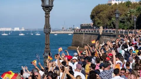 Espectadores siguen las evoluciones de la Sail