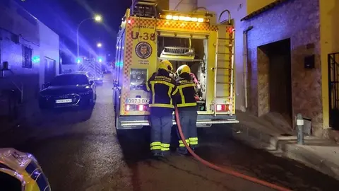 En llamas una casa en C&oacute;rdoba con menores atrapados en su interior