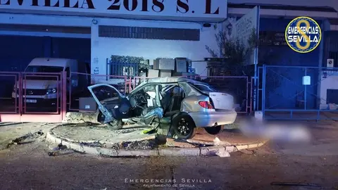 Accidente mortal en Sevilla: Un coche acaba desplazado 30 metros