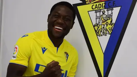 Francisco Mwepu posa con la camiseta y el escudo del C&aacute;diz CF