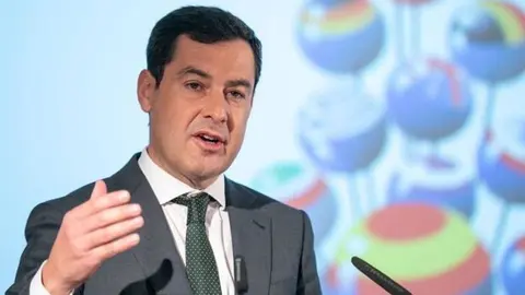 Juanma Moreno. Espa&ntilde;a va sin frenos hacia un pacto con quienes van en contra del propio pa&iacute;s