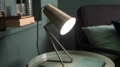 L&aacute;mpara de mesa Moeta INSPIRE de Leroy Merlin