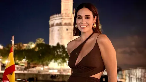 Vicky Mart&iacute;n Berrocal por un paseo por el Guadalquivir, Sevilla, y de fondo la Torre del Oro