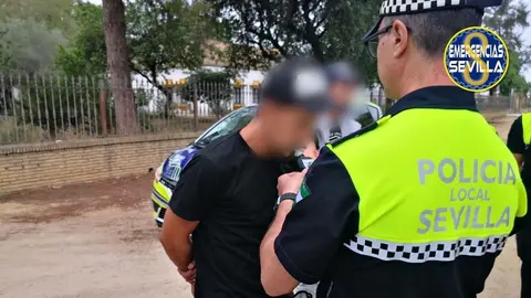 Locura sobre la moto por Sevilla A toda velocidad, borracho, sin casco y con el carn&eacute; caducado