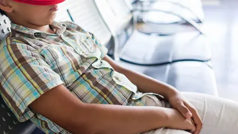 Un ni&ntilde;o en una sala de espera