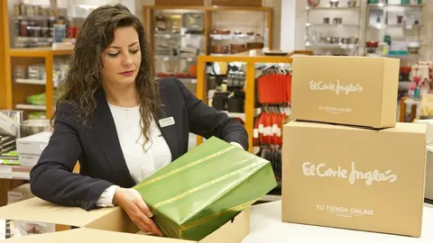 Empleada de El Corte Ingl&eacute;s envolviendo regalos