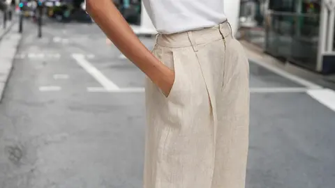 El pantal&oacute;n de lino de Mango que es tendencia cada oto&ntilde;o y ya te puedes poner