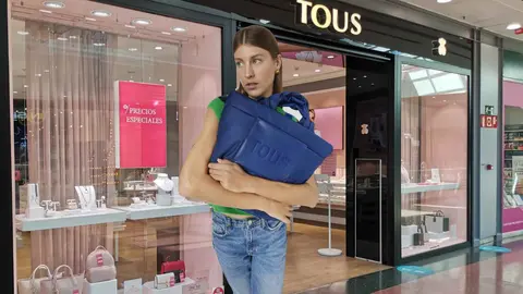 Las influencers hacen cola en Tous para llevarse el bolso grande para meter hasta la chaqueta (1)