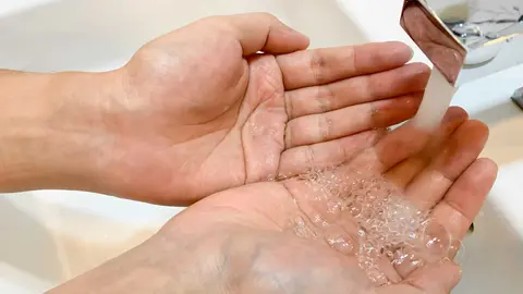 Una persona lav&aacute;ndose las manos