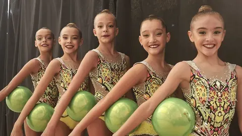 Paula e Isabella las dos gimnastas jerezanas juntos a sus compa&ntilde;eras el Club Chiclana