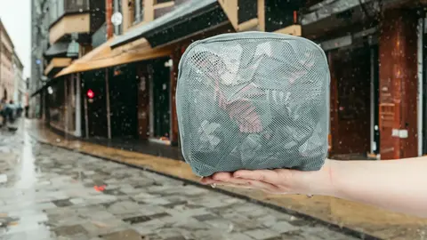 Despu&eacute;s de mucho buscar hemos encontrado el chubasquero que cabe en el bolso en Decathlon