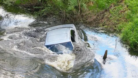 2 mujeres pierden la vida tras precipitarse un veh&iacute;culo desde un puente a un arroyo en C&oacute;rdoba