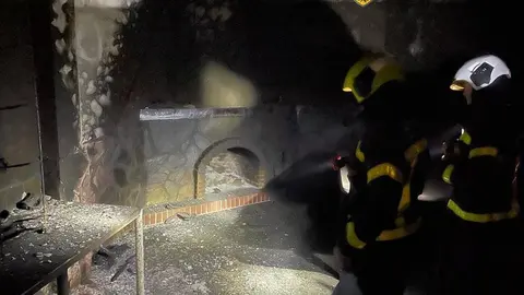 En llamas una casa en C&oacute;rdoba con un anciano en su interior. Este es el angustioso rescate