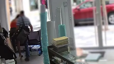 As&iacute; graba bajo la falda a una comerciante con una c&aacute;mara oculta en el pie en Almer&iacute;a