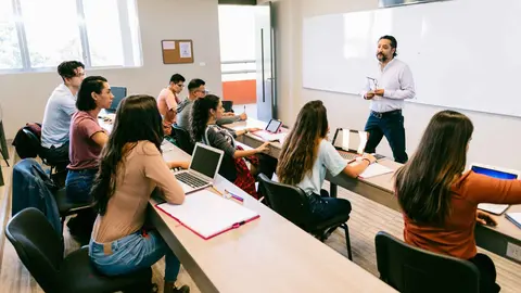 Universitarios en clase