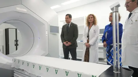 Juanma Moreno anuncia m&aacute;s dinero para Sanidad de cara al Presupuesto de 2024 en Andaluc&iacute;a