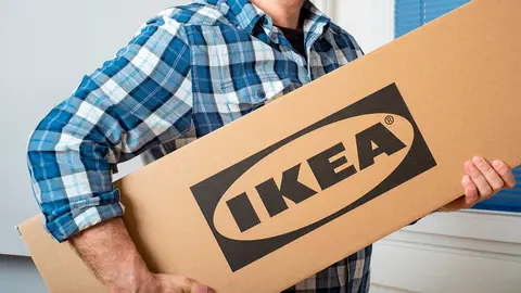 Hombre porta una caja de producto de IKEA