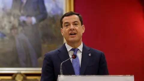 Juanma Moreno estalla contra Pedro S&aacute;nchez: "Ya no lidera un partido de Estado por un sill&oacute;n"