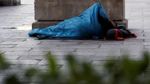 2 menores roban y pegan una paliza a una pareja de indigentes en Sevilla