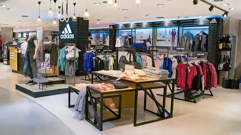 Tienda Adidas en Invierno - El MIRA