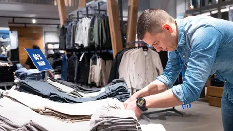 Un vendedor en la tienda de  Jack & Jones