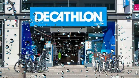 Tienda Decathlon en un d&iacute;a de lluvia